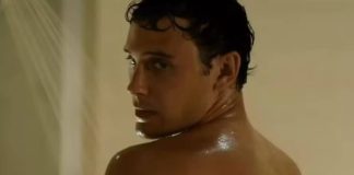 Homem de costas em cena de banho