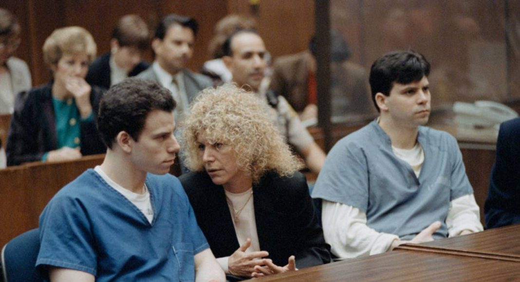 Pessoas em tribunal ouvindo atentamente.