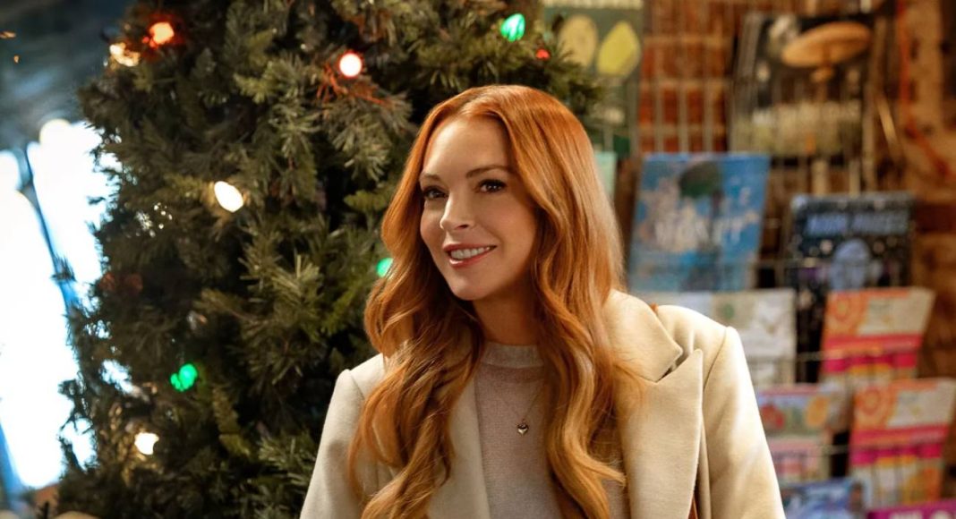 nosso segredinho 02 Mulher sorrindo ao lado de árvore de Natal.