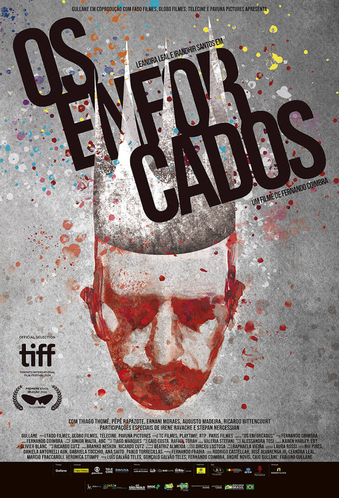 Cartaz do filme 'Os Enforcados' com rosto pintado.