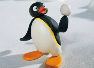 Pinguim de massinha segurando um ovo.