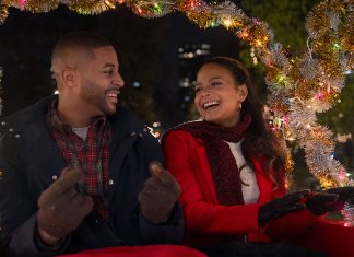 ‘Sintonia de Natal’: Rom-com NATALINA com Christina Milian chega ao streaming; Saiba onde assistir! Casal sorrindo em carruagem natalina à noite.