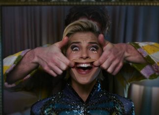 Estrelado por Naomi Scott, ‘Sorria 2’ chega ESTA SEMANA à Netflix! Pessoa sorrindo artificialmente com ajuda das mãos.