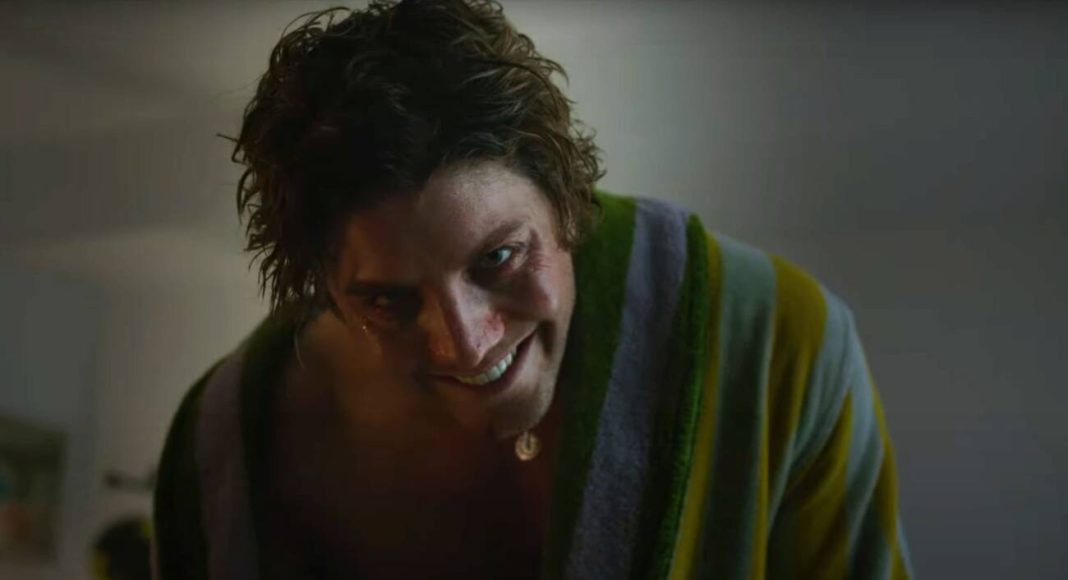 sorria 2.3 Homem sorrindo em um ambiente escuro, expressão intensa.