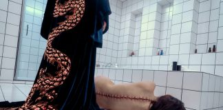 Mulher deitada com cicatriz costurada nas costas.