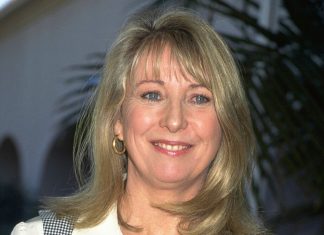 Atriz de ‘Friends’ e ‘O Jovem Frankenstein’, Teri Garr falece aos 79 anos Mulher sorridente em ambiente externo.