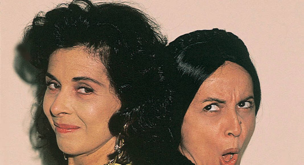 betty faria e joana fomm na novela Duas mulheres com expressões variadas, costas a costas.