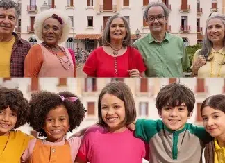 Grupo de adultos e crianças sorrindo juntos.