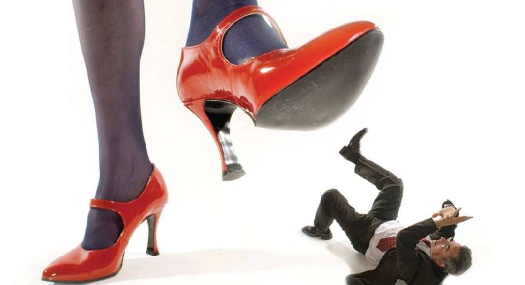 Grande salto vermelho prestes a pisar homem caído.