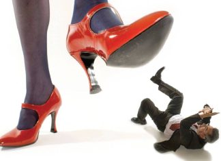Grande salto vermelho prestes a pisar homem caído.