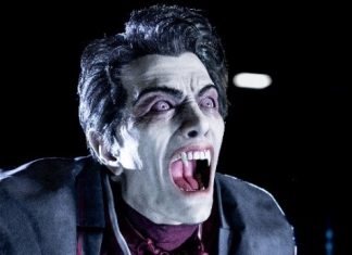 Vampiro gritando com olhos vermelhos e dentes afiados.
