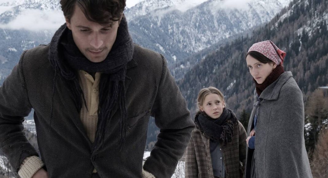 vermiglio Família em montanhas nevadas, inverno, roupas pesadas.