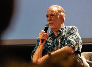 Mostra SP | A passagem de Francis Ford Coppola pelo Brasil vai deixar saudade Homem idoso falando ao microfone em evento.