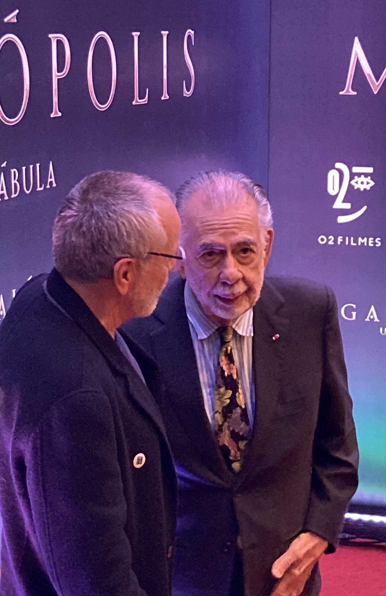 Homens conversando em evento cinematográfico