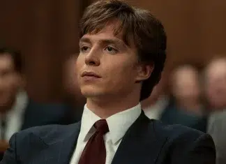 ‘Eu Sei o que Vocês Fizeram no Verão Passado’: Nicholas Alexander Chavez comenta corte do filme e possível retorno à franquia Homem jovem em terno formal no tribunal.