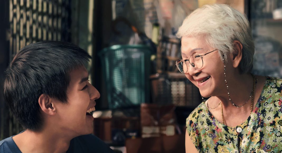 como fazer milhões antes que a avó morra1 Idosos sorrindo em conversa amigável.