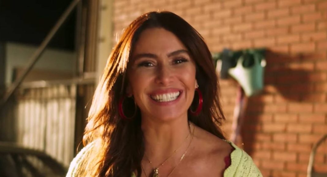 Mulher sorrindo em ambiente ao ar livre