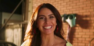 Mulher sorrindo em ambiente ao ar livre