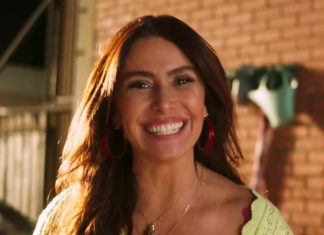 Mulher sorrindo em ambiente ao ar livre