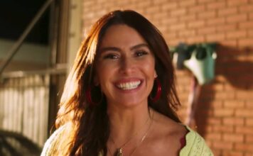 Mulher sorrindo em ambiente ao ar livre