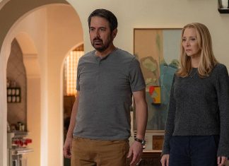 ‘Quem Vê Casa’: Série de comédia da Netflix com Lisa Kudrow é SUSPENSA por tempo indeterminado
