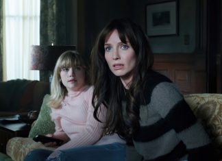 Atriz quer retornar para SEQUÊNCIA de ‘Maligno’, terror dirigido por James Wan Mulheres assistindo TV assustadas no sofá.