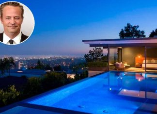 Mansão moderna com piscina e vista noturna urbana.