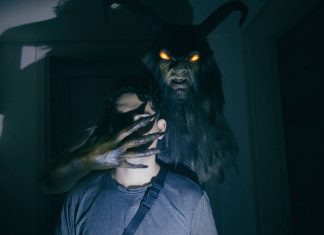 ‘Não Entre’: Amigos investigam casa assombrada no trailer DUBLADO do terror found footage