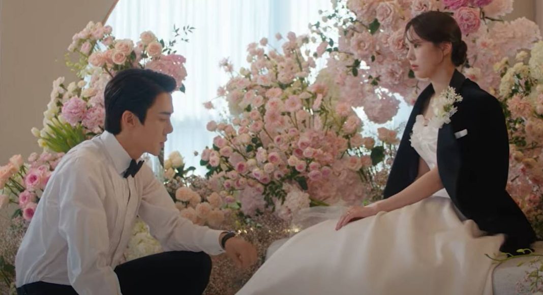 Casal elegante em casamento cercado por flores