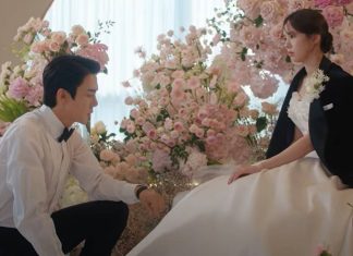 Casal elegante em casamento cercado por flores