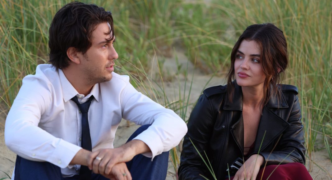 which brings me to you Casal conversando sentado na praia, cercado por plantas.