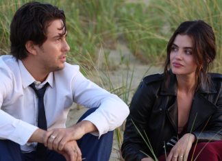‘Which Brings Me To You’: Comédia romântica com Lucy Hale e Nat Wolff estreia no Prime Video; Confira o trailer! Casal conversando sentado na praia, cercado por plantas.