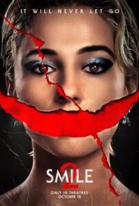 Mulher com rosto rachado em cartaz de filme 'Smile'