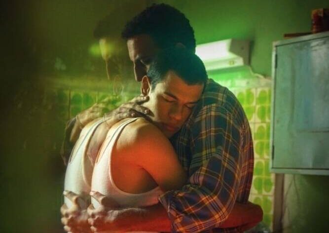 Poster do filme 'Baby' com dois homens abraçados
