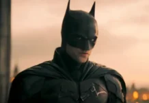 Batman em traje completo ao entardecer