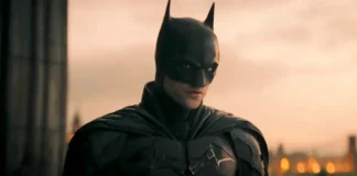 Batman em traje completo ao entardecer
