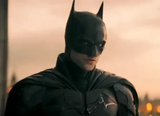 ‘The Batman: Parte II’: Matt Reeves comenta possível introdução de Robin na sequência Batman em traje completo ao entardecer