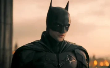 Batman em traje completo ao entardecer