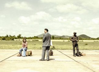 Encontro com o Ditador Três pessoas esperando em uma pista de pouso vazia