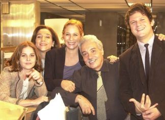 Grupo sorridente em encontro social à noite