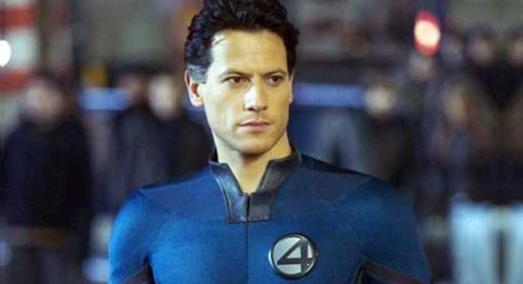 Homem com traje azul do Quarteto Fantástico