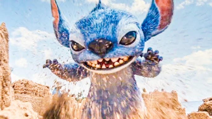 Stitch sorrindo e brincando com água.