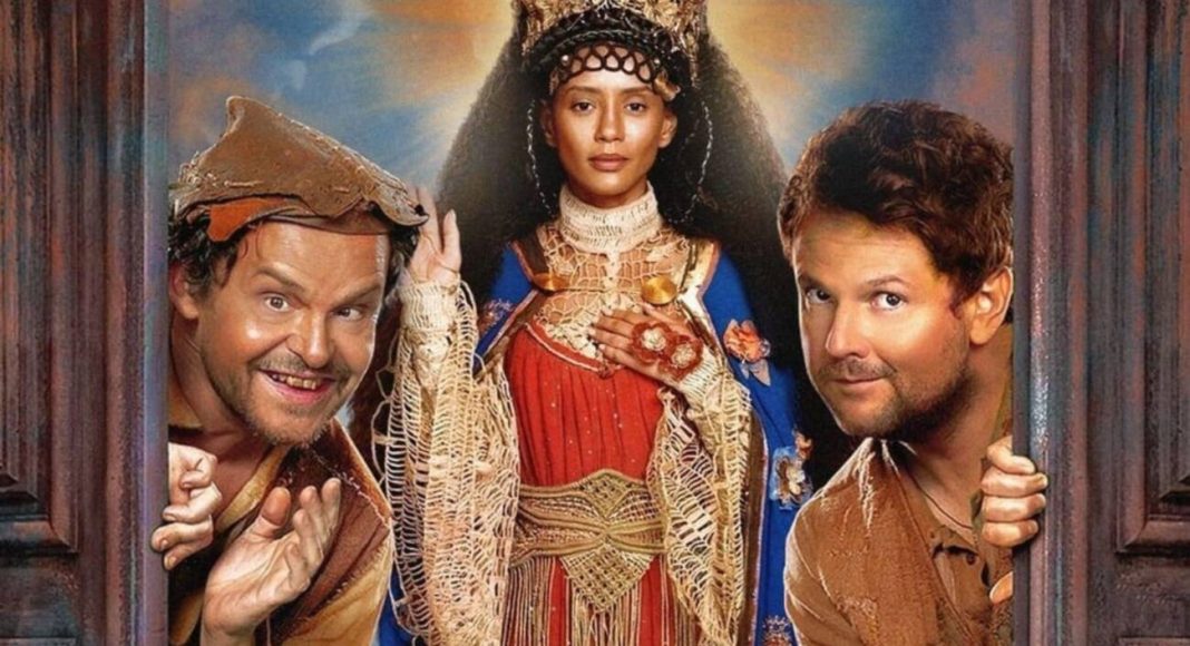 Três atores em trajes renascentistas emoldurados
