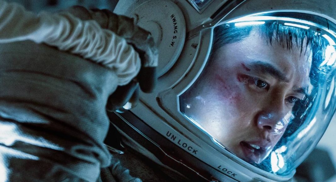Astronauta machucado em capacete espacial refletindo preocupação
