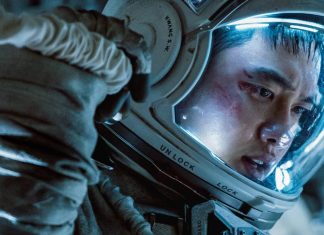 Astronauta machucado em capacete espacial refletindo preocupação