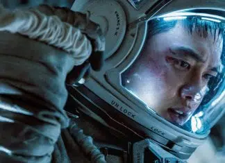Astronauta machucado em capacete espacial refletindo preocupação