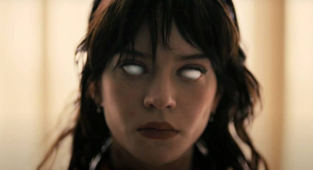 Mulher jovem com olhos brilhantes olhando desconfiada