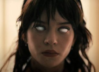 Mulher jovem com olhos brilhantes olhando desconfiada