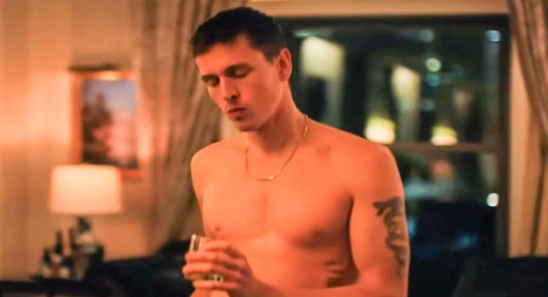 babygirl 04 (2) Homem sem camisa com copo na sala iluminada