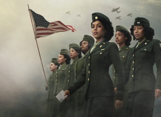 Crítica | Batalhão 6888 – Emocionante Filme da Netflix Conta História Real de Soldadas Negras nos EUA Mulheres militares com bandeira americana ao fundo.